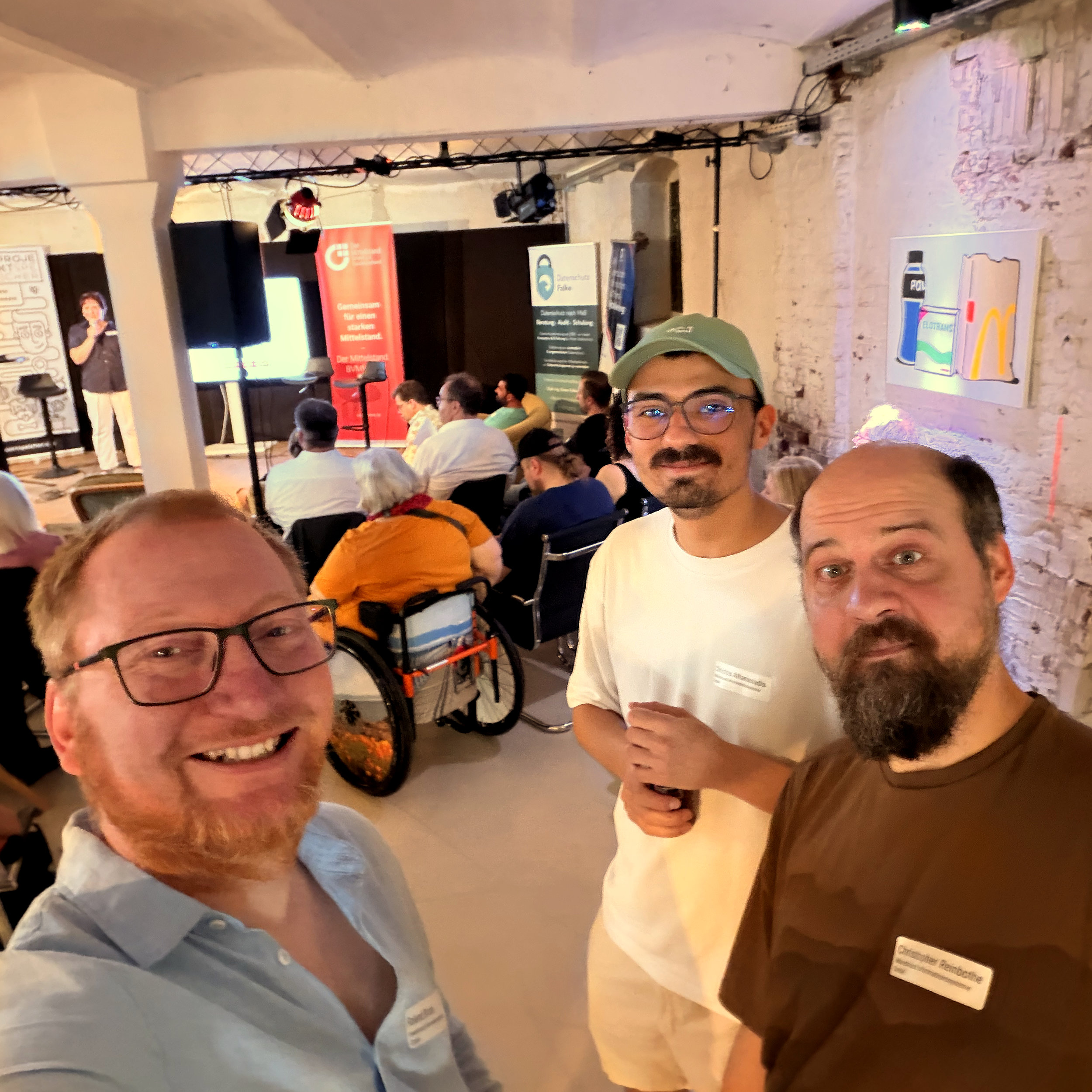 Drei Mitarbeitenden des Projektspeichers, die ein Selfie auf einer Veranstaltung machen.